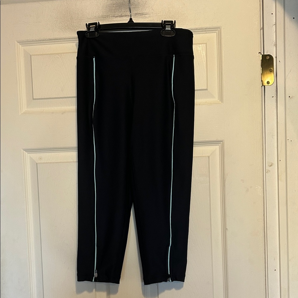 Zuzuzen Black and Green Capri Length Leggings Size XS